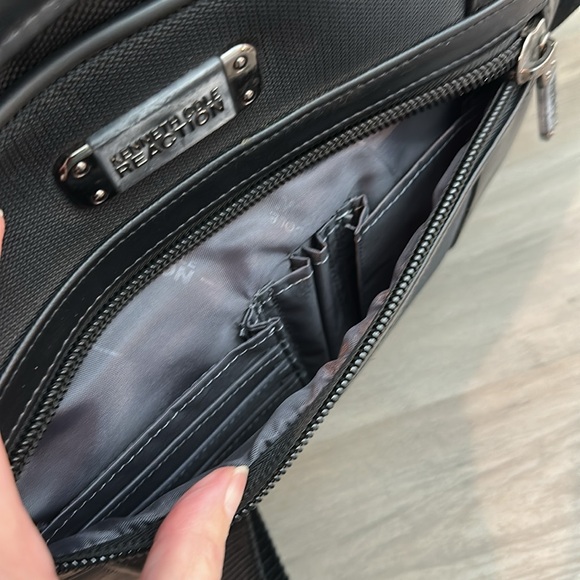 Kenneth Cole Tablet/Laptop Travel Bag - Picture 4 of 14